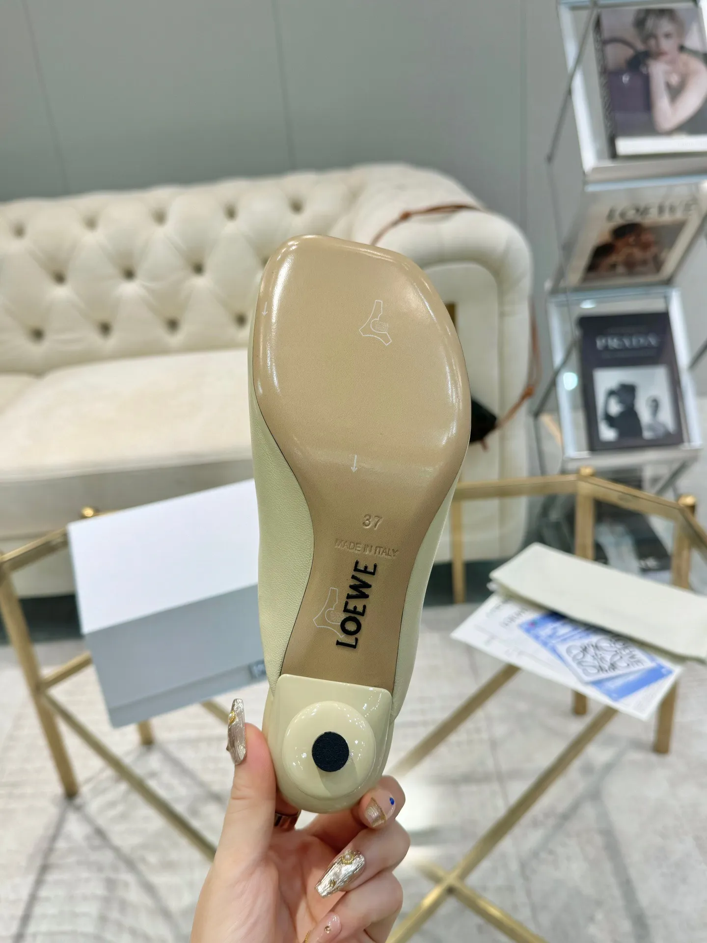 👟👟Ex-factory price 640👟👟 LOEWE‼ ️ New arrival‼ ️Imported genuine leather sole Loewe 2024/aw early spring latest catwalk color diamond series catwalk style 😘😘😘 Upper: imported super soft sheepskin lining: imported water-dyed sheepskin Outsole: original molded injection molded leather outsole Heel: original molded 1:1 Heel height: 5.5cm Size: 35-39 (40/41/42/43 custom-made, non-refundable)
